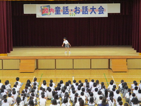 校内童話お話大会　低学年の部のようす
