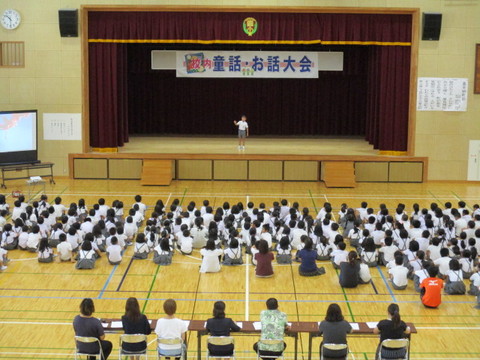 校内童話お話大会　低学年の部のようす