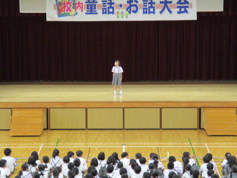 校内童話お話大会　低学年の部のようす