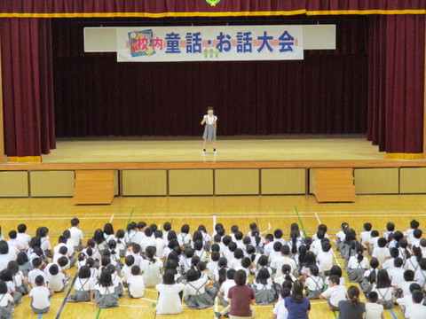 校内童話お話大会　低学年の部のようす